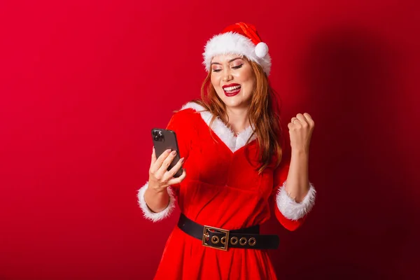 Krásná Brazilská Rusovlasá Žena Oblečená Vánočním Oblečení Santa Claus Slaví — Stock fotografie