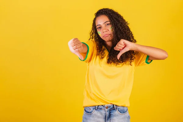 Молода Чорношкіра Бразилька Футбольний Фанат Знак Невдоволення Великий Палець Вниз — стокове фото