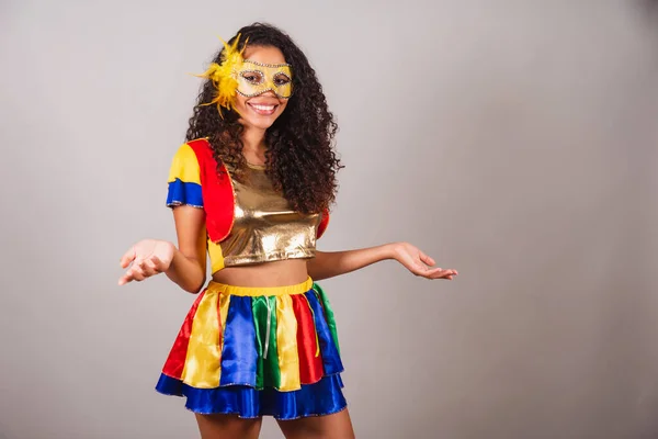 Schöne Schwarze Brasilianerin Mit Frevo Kleidung Karneval Maske Tragen Mit — Stockfoto