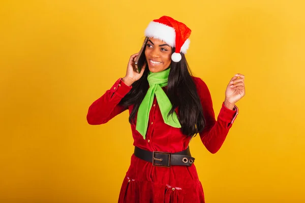 Krásná Černá Brazilská Žena Oblečená Vánočních Šatech Santa Claus Smartphone — Stock fotografie
