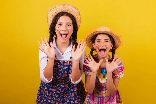 Αδελφές Και Φίλοι Φορώντας Τυπικά Ρούχα Της Γιορτής Junina Εκπλήξεις — Φωτογραφία Αρχείου
