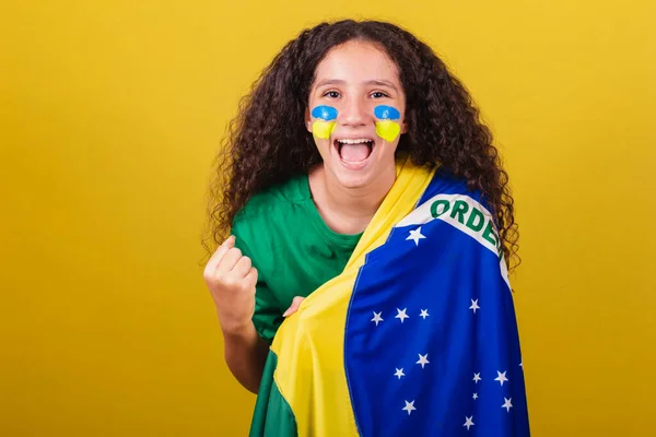 Бразильська Кавказька Дівчина Футбольний Фанат Посміхається Кричить Святкує Святкує Святкує — стокове фото