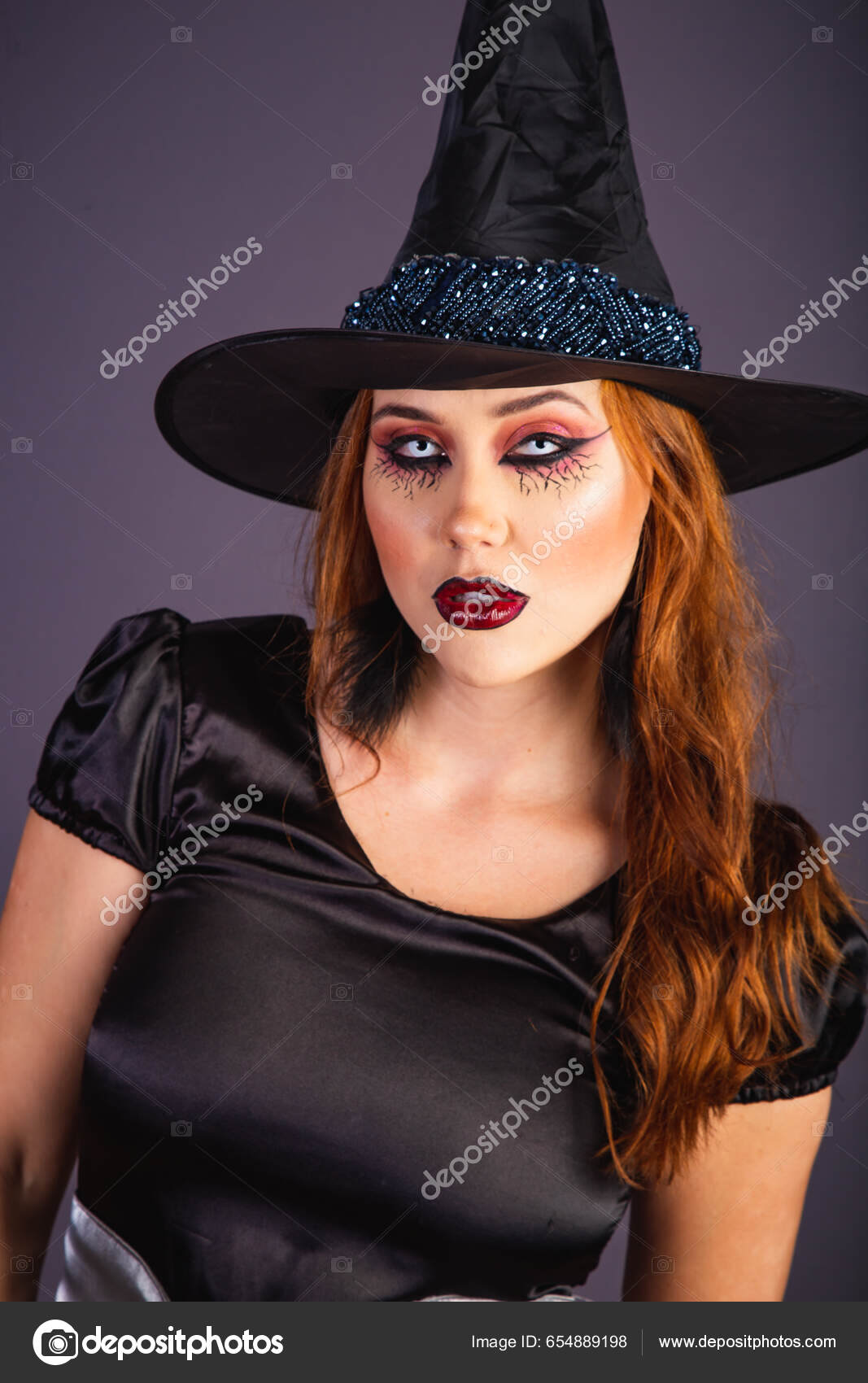 Jovem mulher bonita com maquiagem assustadora em fantasia de bruxa de  halloween usa bruxas