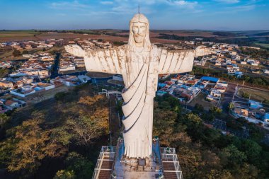 Sertaozinho, So Paulo / Brazil - Haziran 2022: Sertaozinho şehrinin havadan görüntüsü, SP. İsa, şehrin kurtarıcı anıtı, inanç yolu..