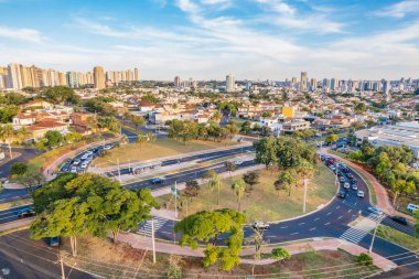 Ribeirao Preto, Sao Paulo, Brezilya - Mayıs 2022: Av Independencia ve Av Joo Fiusa kavşağı, Brezilya 'nın en ünlü caddesi
