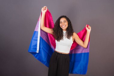 Biseksüel bayrak kaldıran genç Brezilyalı kadın, Biseksüel kadın, LGBT, LGBTQ
