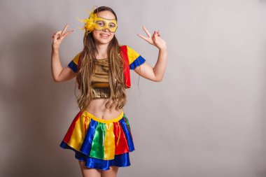 Güzel Brezilyalı, beyaz kadın, frevo giyiyor, karnaval kıyafetleri giyiyor, maske takıyor. Barış ve sevgi.