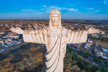 Sertaozinho, So Paulo / Brazil - Haziran 2022: Sertaozinho şehrinin havadan görüntüsü, SP. İsa, şehrin kurtarıcı anıtı, inanç yolu..