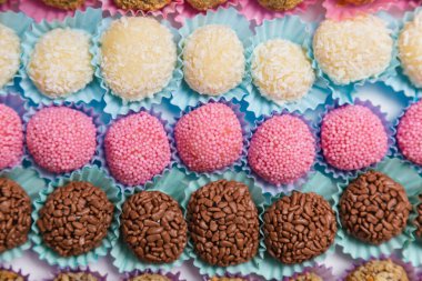 Lezzetli çocukların doğum günü şekerleri, brigadeiro, öpücük, hindistan cevizi şekeri, çilekli tugadeiro. Brezilya tatlıları