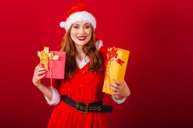 Güzel Brezilyalı kızıl saçlı kadın, Noel kıyafetleri giymiş, Noel Baba. İki hediye..