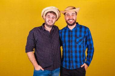 Festa Junina için tipik kıyafetler giyen iki arkadaş. Arrai de So Joo ziyafeti. Bakıyorum ve gülümsüyorum