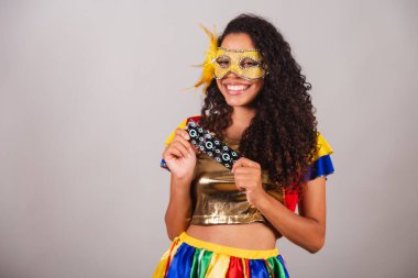 Güzel siyah Brezilyalı kadın, açık renkli elbiseli, karnaval. Maske takmak, prezervatif tutmak, HIV 'e karşı savaşmak, AIDS....