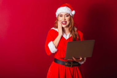 Güzel Brezilyalı kızıl saçlı kadın, Noel kıyafetleri giymiş, Noel Baba. Not defterini tutuyorum. İnanılmaz, inanılmaz..