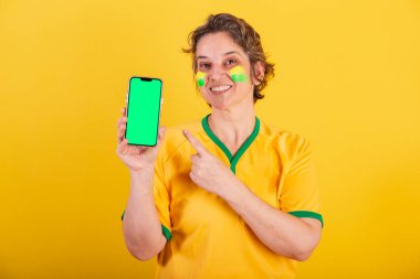Yetişkin kadın, Brezilya futbolu fanatiği, akıllı telefon, ekranı gösteren, cep telefonu, uygulamalar, uygulamalar.