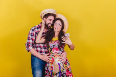 Festa Junina için tipik kıyafetler giymiş güzel bir çift. Arraia de Sao Joao. Sarılmış gülümseme.