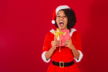 Güzel siyah Brezilyalı kadın, Noel Baba gibi giyinmiş, Anne Noel Baba, kazanan hediye için minnettarlık
