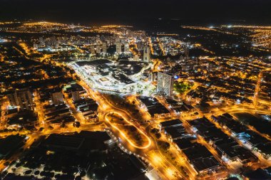 Ribeiro Preto, Sao Paulo, Brezilya - 23 Nisan 2022: Sao Paulo 'nun içindeki ünlü alışveriş merkezi Ribeiro Alışveriş' nin gece görüntüleri.