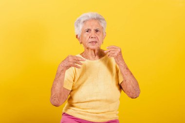 Yaşlı bayan, elleriyle çağırıyor, davet ediyor, hoş geldin, gel buraya..