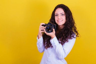 Kafkasyalı bir kadın, Brezilyalı bir fotoğrafçı, elinde fotoğraf makinesi, fotoğraf çekiyor. Reklamcılık, görsel ses.