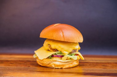 Mozzarella peynirli lezzetli tavuk sosisli burger. Tahtada..