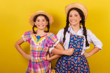 Festa Junina 'nın tipik kıyafetlerini giyiyorlar. Dans, parti, oyun.