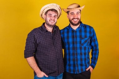 Festa Junina için tipik kıyafetler giyen iki arkadaş. Arrai de So Joo ziyafeti. Bakıyorum ve gülümsüyorum