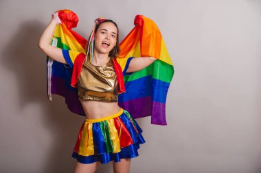 Güzel beyaz Brezilyalı kadın frevo şemsiyeli frevo karnaval kıyafetleri giyiyor. lgbt bayrağı ile