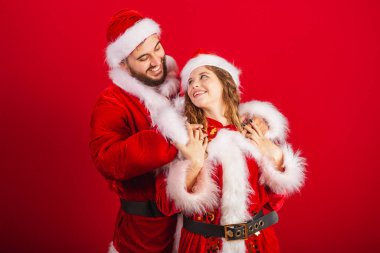 Brezilyalı çift, Noel kıyafetleri içinde, Noel Baba, sarılıyorlar.