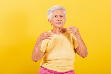 Yaşlı bayan, elleriyle çağırıyor, davet ediyor, hoş geldin, gel buraya..