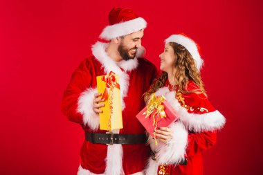 Brezilyalı çift, Noel kıyafetleri içinde, Noel Baba, hediyeler tutuyorlar..