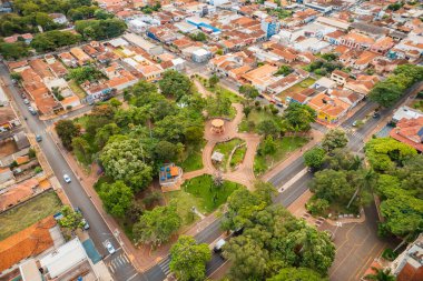 Cravinhos, Sao Paulo, Brezilya - Mayıs 2022: Cravinhos şehir merkezi, Sao Paulo eyaletinin kırsal kesimi. Hava aracı görüntüsü