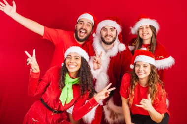 Brezilya 'lı arkadaşlar, Noel kıyafetleri, Noel Baba. Fotoğraf için poz.