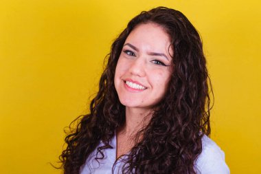 Girişimci, iş kadını, gülümseyen, kameraya bakan.