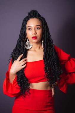 Kırmızılı güzel siyah Brezilyalı kadın. Yarı vücut portresi, gri sonsuzluk arkaplanı.