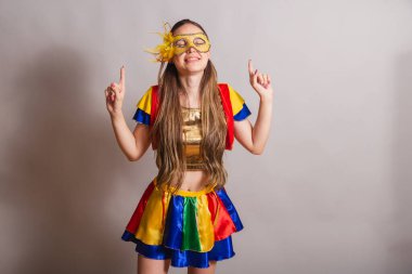 Güzel Brezilyalı, beyaz kadın, frevo giyiyor, karnaval kıyafetleri giyiyor, maske takıyor. dans etmek.