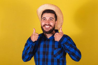 Festa Junina için tipik kıyafetler giyen adam. Başparmak yukarı, pozitif, olumlu, yakın plan fotoğraf.