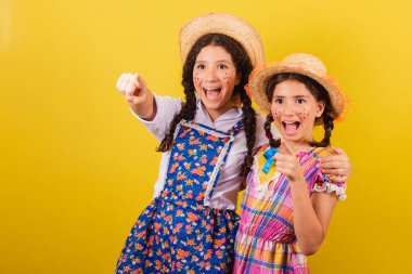 Festa Junina 'nın tipik kıyafetlerini giyiyorlar. Ufuk çizgisine bak, şuraya bak..