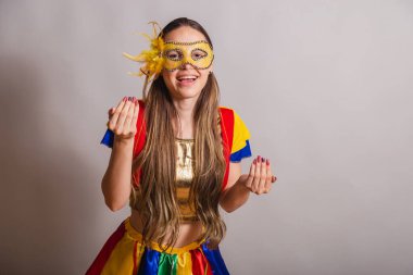 Güzel Brezilyalı, beyaz kadın, frevo giyiyor, karnaval kıyafetleri giyiyor, maske takıyor. Ellerinle davet et, gel..