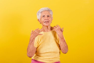 Yaşlı bayan, elleriyle çağırıyor, davet ediyor, hoş geldin, gel buraya..