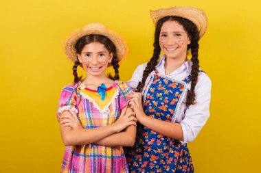 Festa Junina 'nın tipik kıyafetlerini giyiyorlar. Sarılmak, gülümsemek. Birlikte, birlikte. Arkadaşlık..