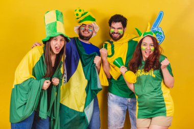 Brezilya 'dan bir grup arkadaş, Brezilya' dan futbol hayranı, Brezilya bayrağı giyiyorlar, parti yapıyorlar, dans ediyorlar..