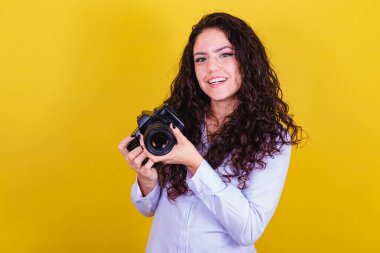 Kafkasyalı bir kadın, Brezilyalı bir fotoğrafçı, elinde fotoğraf makinesi, fotoğraf çekiyor. Reklamcılık, görsel ses.
