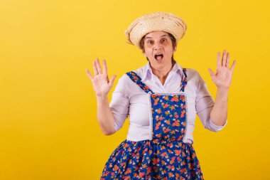 Tipik Festa Junina kıyafetleri giymiş olgun bir kadın. Vay canına! İnanılmaz, inanılmaz, şaşırtıcı, şaşırtıcı..