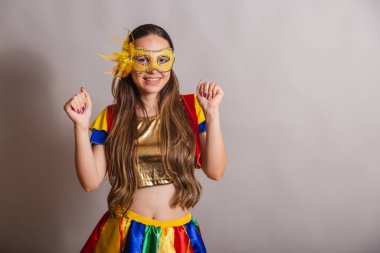Güzel Brezilyalı, beyaz kadın, frevo giyiyor, karnaval kıyafetleri giyiyor, maske takıyor. dans etmek.