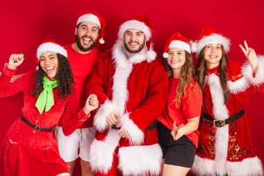 Brezilya 'lı arkadaşlar, Noel kıyafetleri, Noel Baba. Fotoğraf için poz.