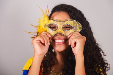 Güzel siyah Brezilyalı kadın, frevo kıyafeti, şemsiyesi, karnavalı var. Yüzüne karnaval maskesi takmak.