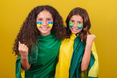 Brezilya 'dan arkadaşlar tezahürat yapıyor, futbol hayranları evet diye bağırıyor, parti yapıyor ve kutluyorlar. Dünya Kupası. Olimpiyatlar.
