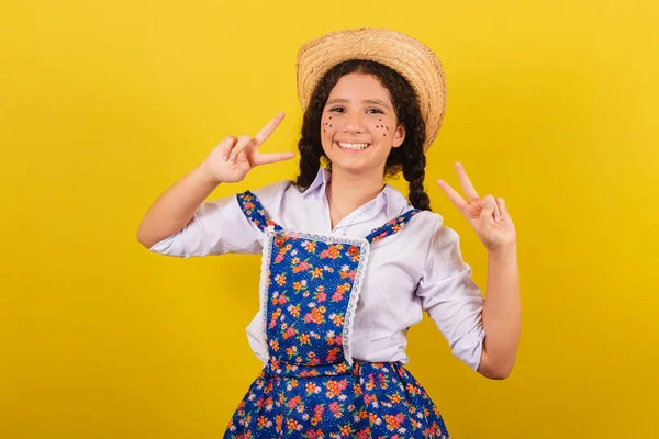 Dziewczyna Typowym Ubraniu Dla Festy Juniny Zawierając Pokój Miłość Znak — Zdjęcie stockowe