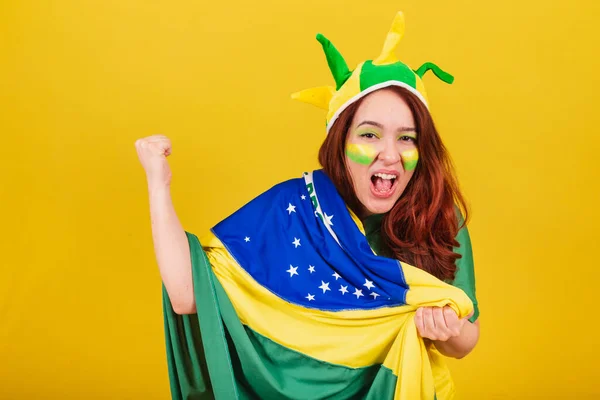 Mujer Caucásica Pelirroja Fanática Del Fútbol Brasil Gol Gritando Celebrando — Foto de Stock