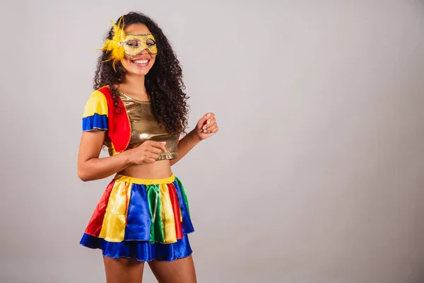 Piękna Czarna Brazylijka Frevo Karnawał Nosząc Maskę Tańcząc Sambę — Zdjęcie stockowe